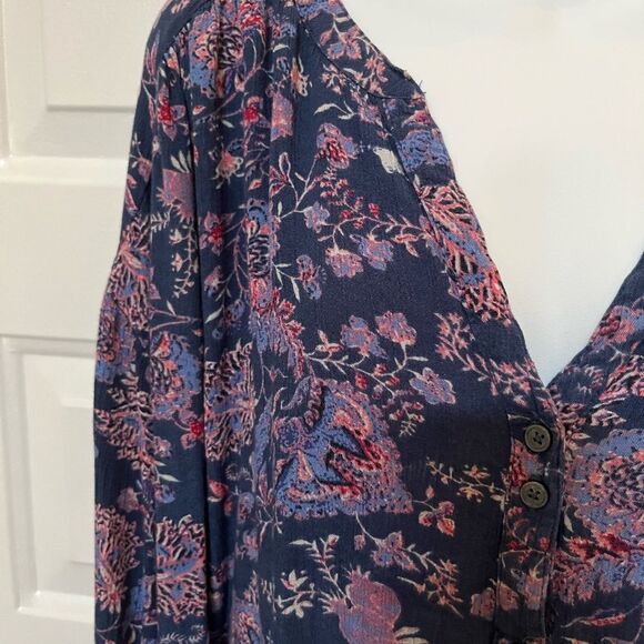 Purple floral pattern flowing top, blouse with roll tab sleeve - Picture 5 of 10